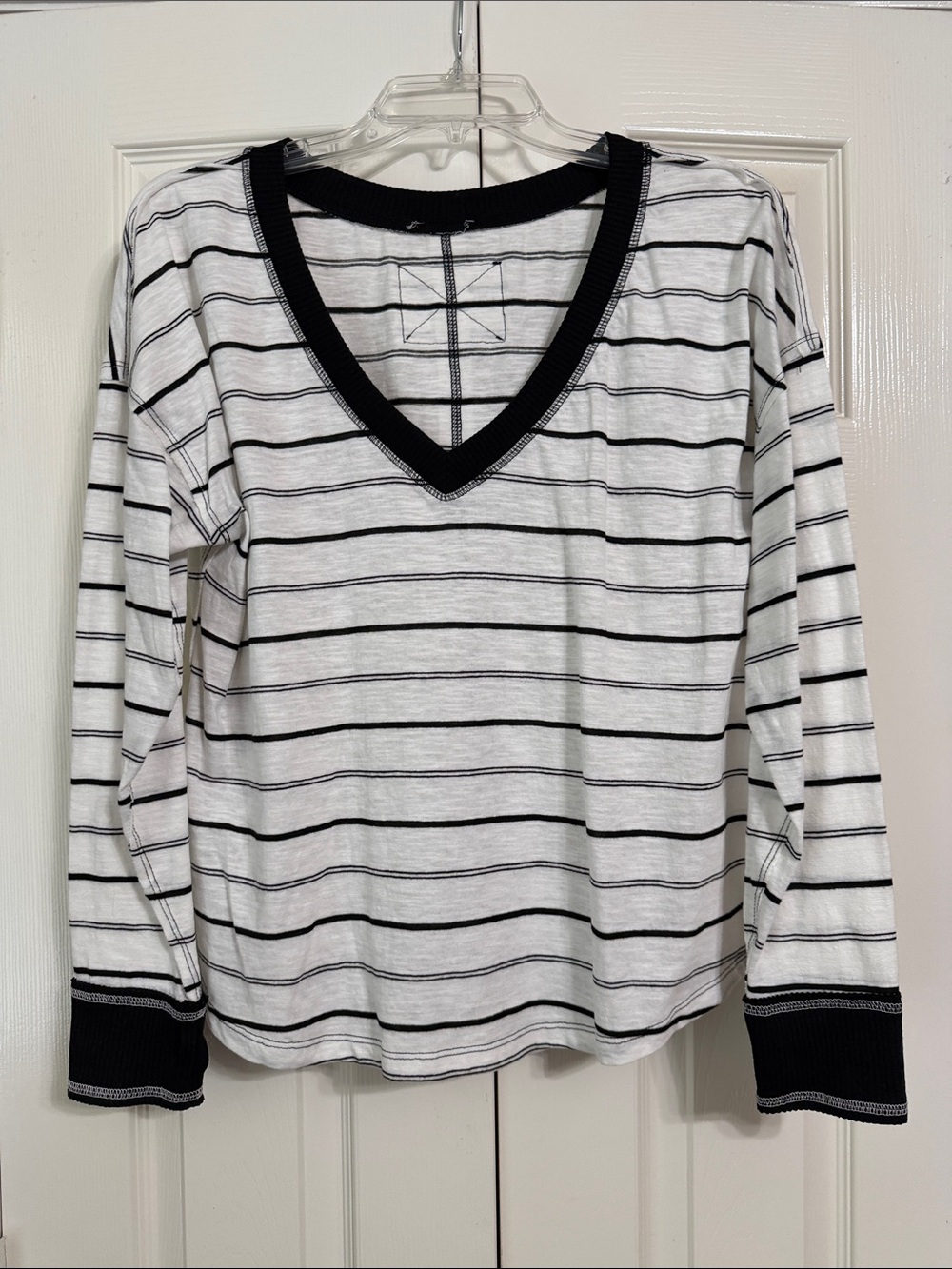 NWOT Black & White Striped V-Neck Long Sleeve Top Size Large